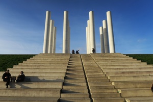 Les 12 colonnes de Cergy par Dani Karavan en 1988